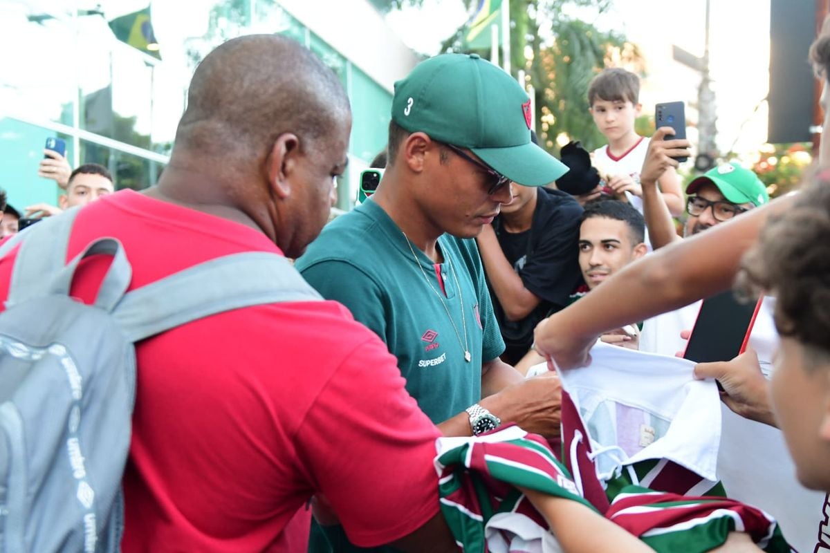 Centenas de torcedores compareceram ao hotel e prestigiaram a chegada de delegação tricolor em Vitória por Fernando Madeira