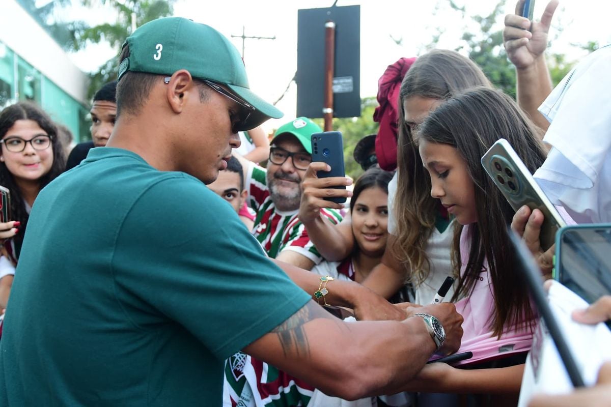 Centenas de torcedores compareceram ao hotel e prestigiaram a chegada de delegação tricolor em Vitória por Fernando Madeira