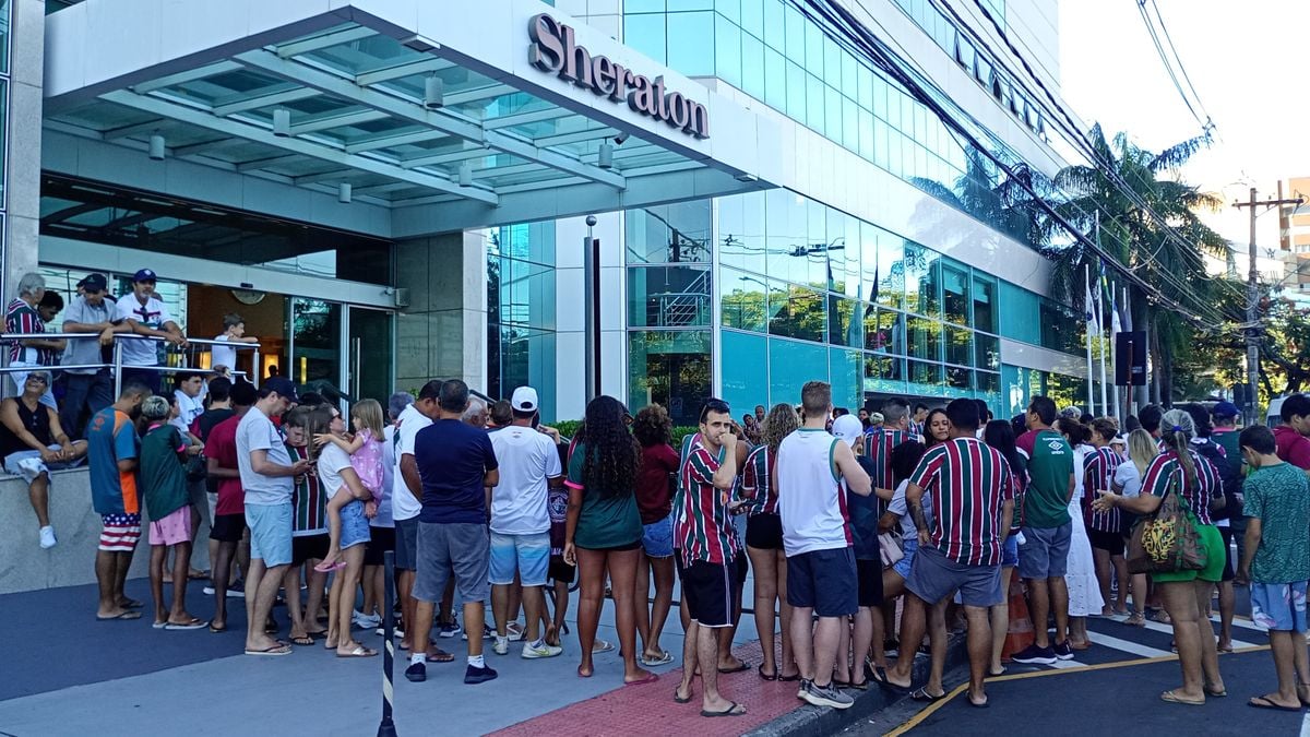 Centenas de torcedores compareceram ao hotel e prestigiaram a chegada de delegação tricolor em Vitória por Fernando Madeira