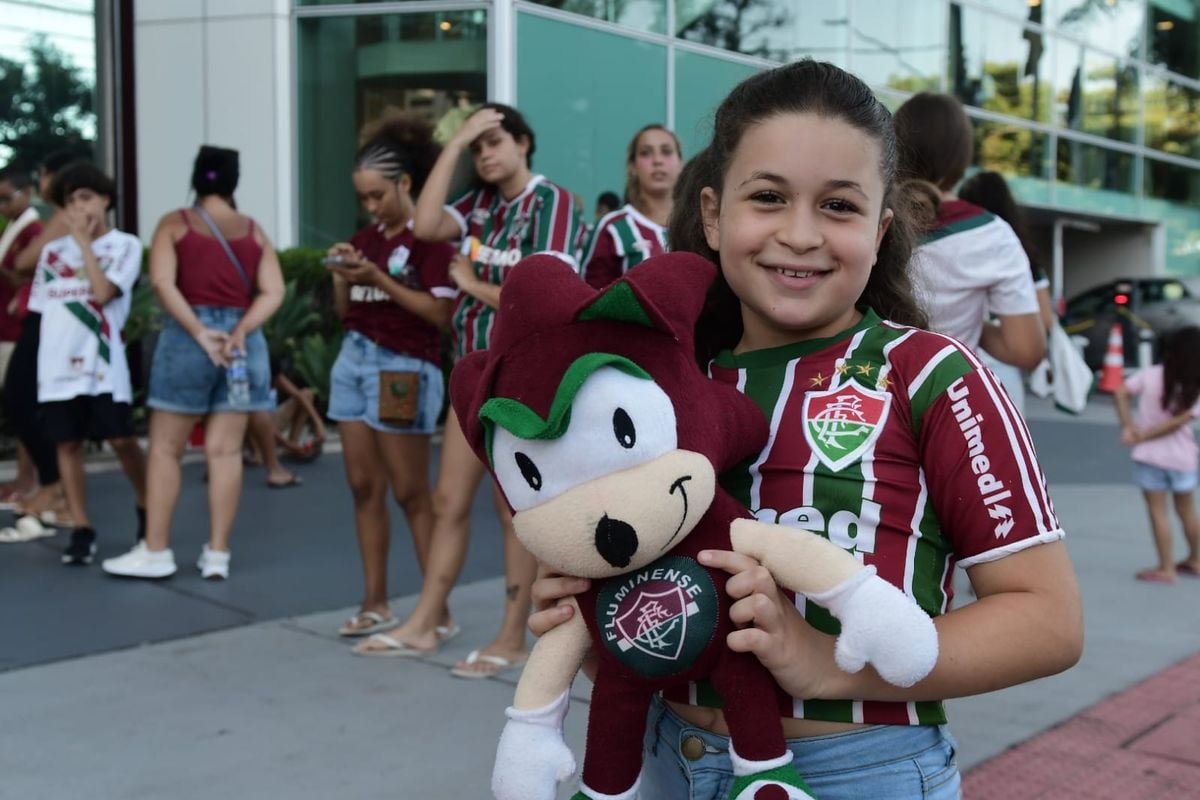 Centenas de torcedores compareceram ao hotel e prestigiaram a chegada de delegação tricolor em Vitória por Fernando Madeira