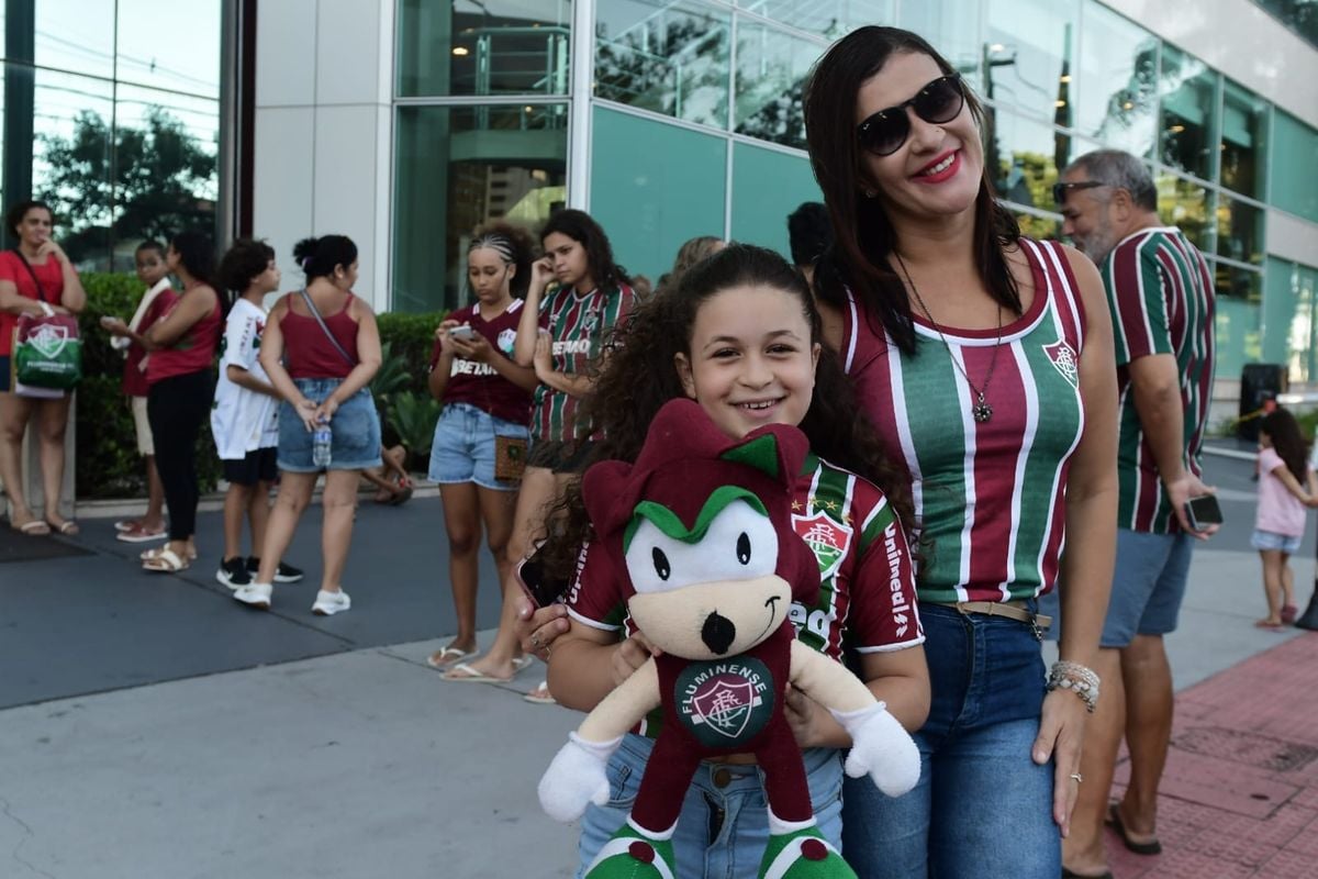 Centenas de torcedores compareceram ao hotel e prestigiaram a chegada de delegação tricolor em Vitória por Fernando Madeira