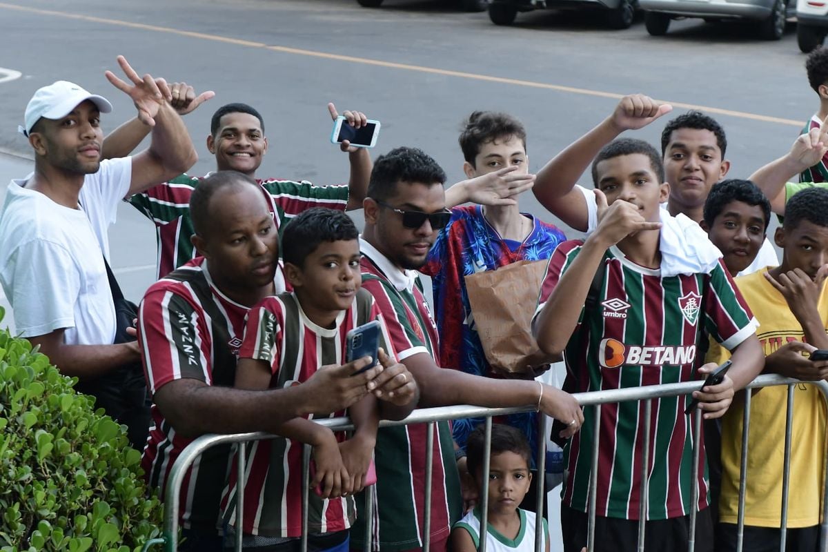 Centenas de torcedores compareceram ao hotel e prestigiaram a chegada de delegação tricolor em Vitória por Fernando Madeira