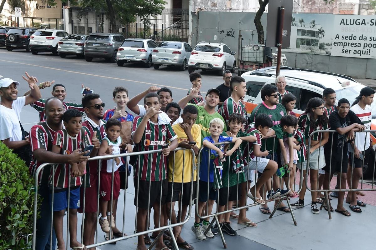 Centenas de torcedores compareceram ao hotel e prestigiaram a chegada de delegação tricolor em Vitória por Fernando Madeira