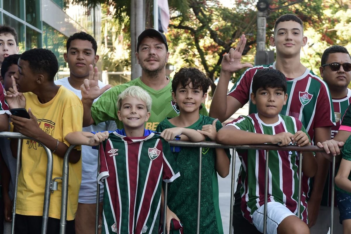 Centenas de torcedores compareceram ao hotel e prestigiaram a chegada de delegação tricolor em Vitória por Fernando Madeira