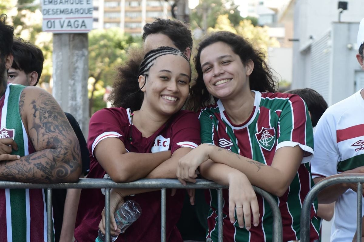 Centenas de torcedores compareceram ao hotel e prestigiaram a chegada de delegação tricolor em Vitória por Fernando Madeira