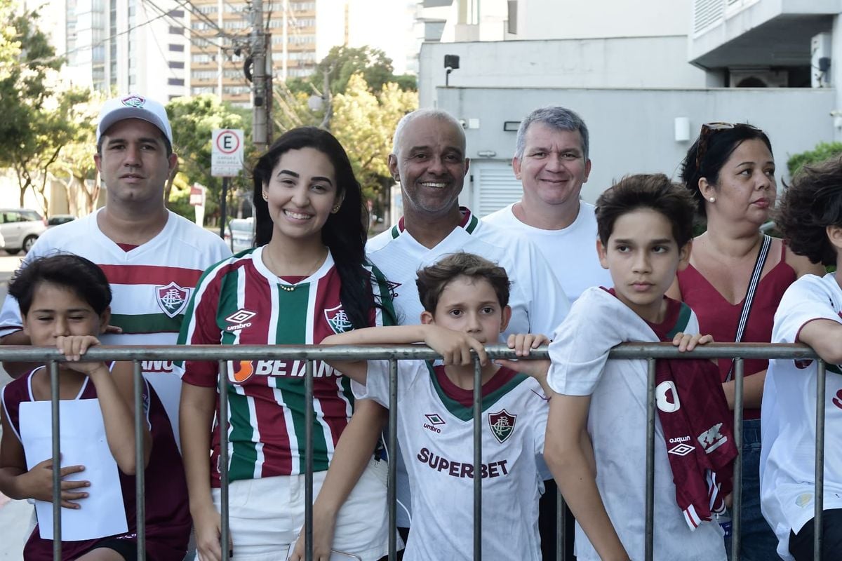 Centenas de torcedores compareceram ao hotel e prestigiaram a chegada de delegação tricolor em Vitória por Fernando Madeira