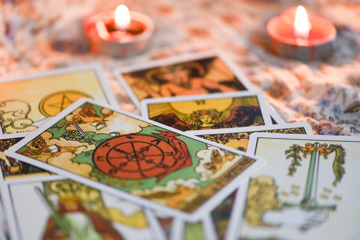 As cartas do baralho cigano indicam que fevereiro trará novas possibilidades para os nativos (Imagem: Bigc Studio | Shutterstock)