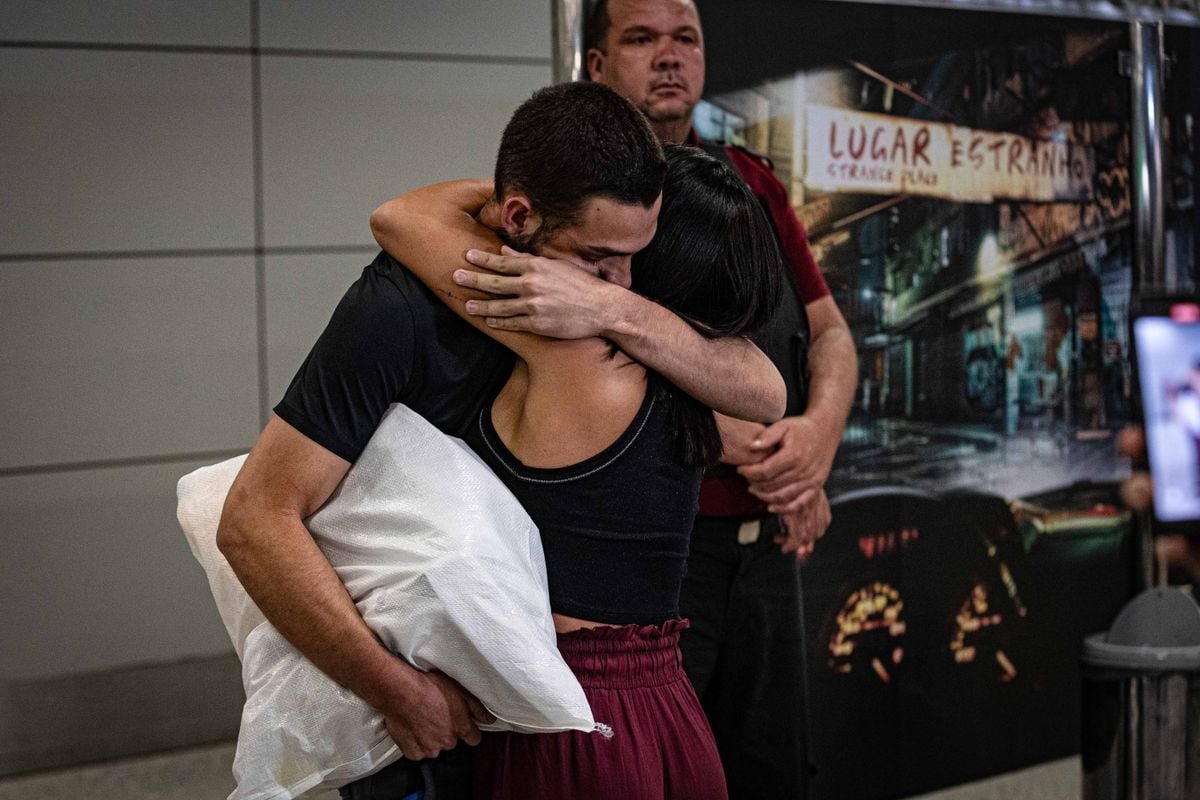  Mãe chora ao abraçar o filho Brasileiro deportado por Trump dos EUA ao desembarcar no aeroporto de Confins 