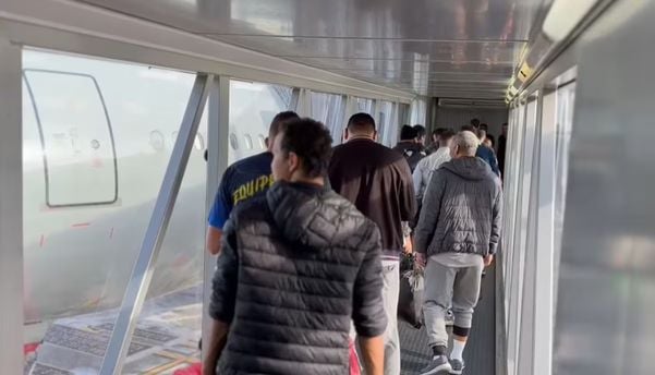 Voo com brasileiros deportados dos Estados Unidos chega a a Manaus (AM)