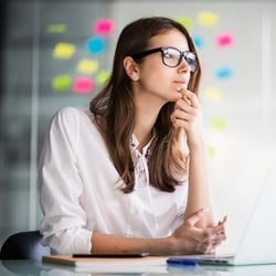 Oferecer serviços na casa do cliente é uma maneira de amenizar os custos, como ocorre com quem trabalha com churrasco, depilação, manicure, corte de cabelo, entre outras atividades