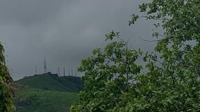 Tempo fechado em Cachoeiro de Itapemirim; nublado; chuva; no centro da imagem o Morro das Adorinhas, onde fica torres de TV
