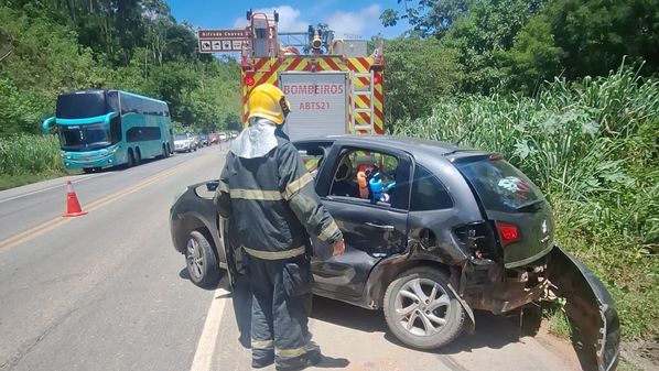 Segundo testemunhas, batida entre dois veículos ocorreu por causa da conversão proibida feita por um motorista no local