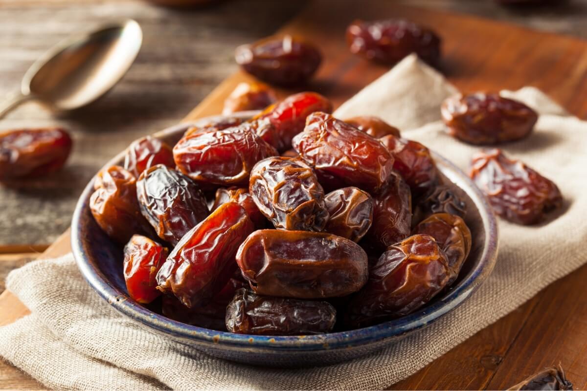 A tâmara é fonte de nutrientes essenciais para a saúde do corpo (Imagem: Brent Hofacker | Shutterstock)
