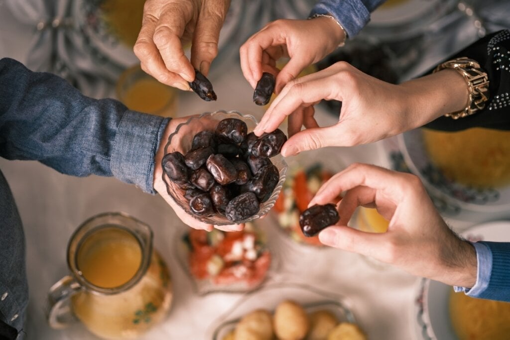 O consumo regular de tâmaras ajuda a reduzir o risco de doenças neurodegenerativas, como Alzheimer e Parkinson (Imagem: MalikNalik | Shutterstock)