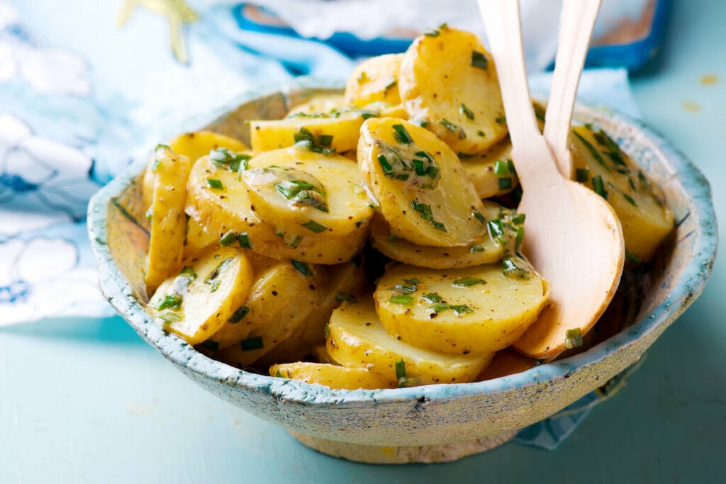 Salada de batata com salsinha (Imagem: zoryanchik | Shutterstock)