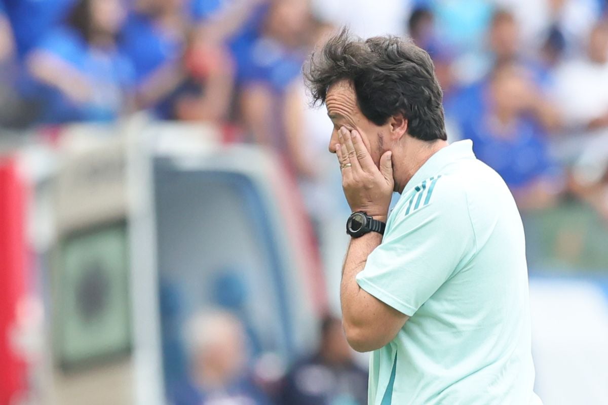 MG - BELO HORIZONTE - 25/01/2025 - MINEIRO 2025, CRUZEIRO X BETIM - Fernando Diniz tecnico do Cruzeiro durante partida contra o Betim no estadio Mineirao pelo campeonato Mineiro 2025. (c)
