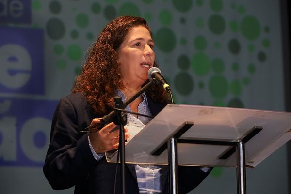 Ministra  Esther Dwerck