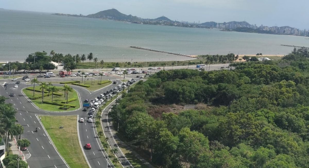 Espaço na área verde do aeroporto começou a ter árvores derrubadas em Vitória