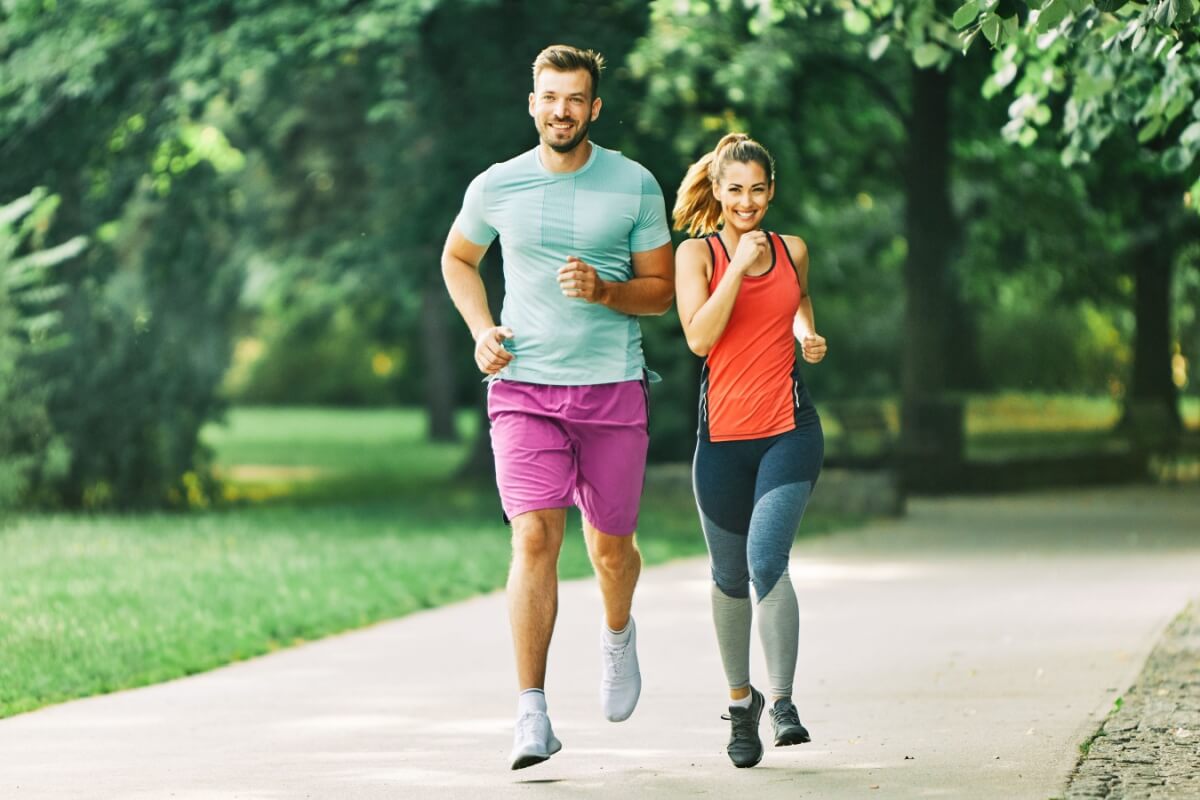 Os exercícios aeróbicos ajudam a fortalecer os músculos do abdômen (Imagem: pics five | Shutterstock)