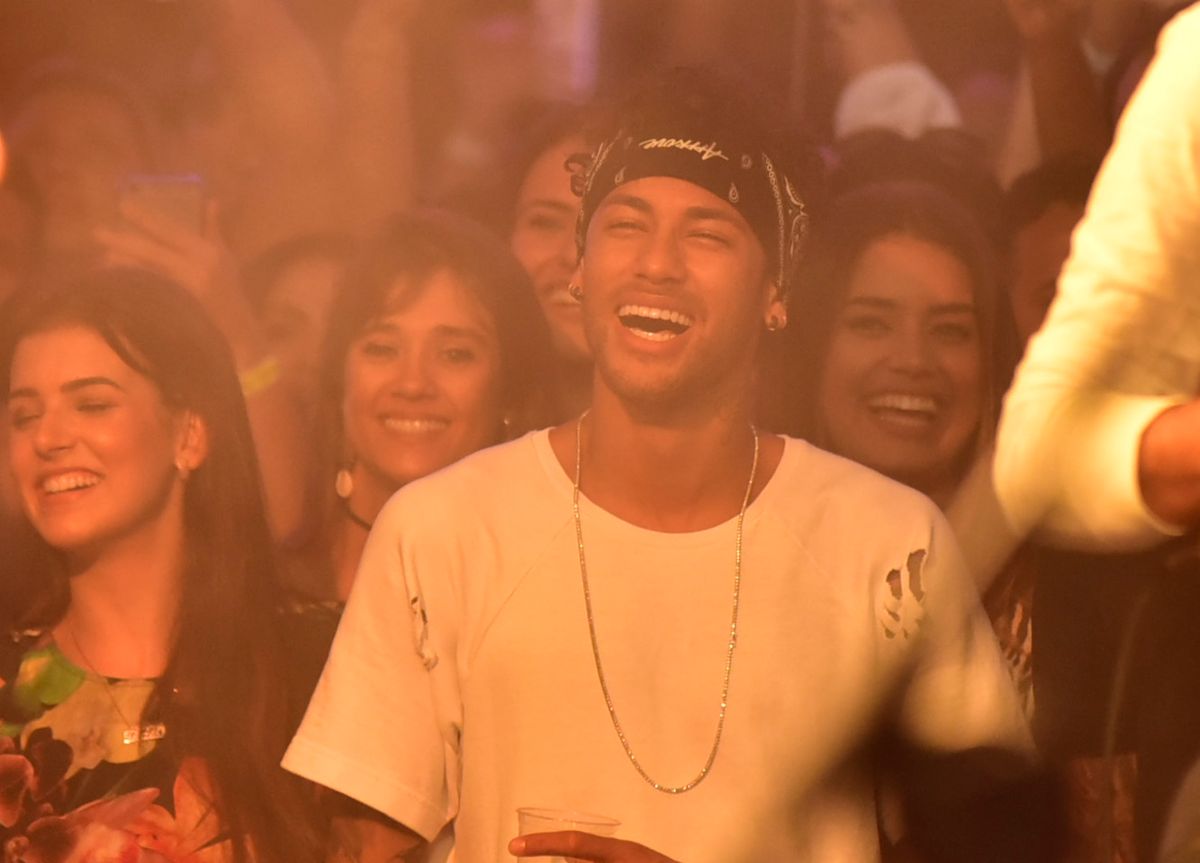 Neymar marcou presença no show do Cantor Thiaguinho, realizado no Álvares Cabral, em junho de 2017 por Vitor Jubini