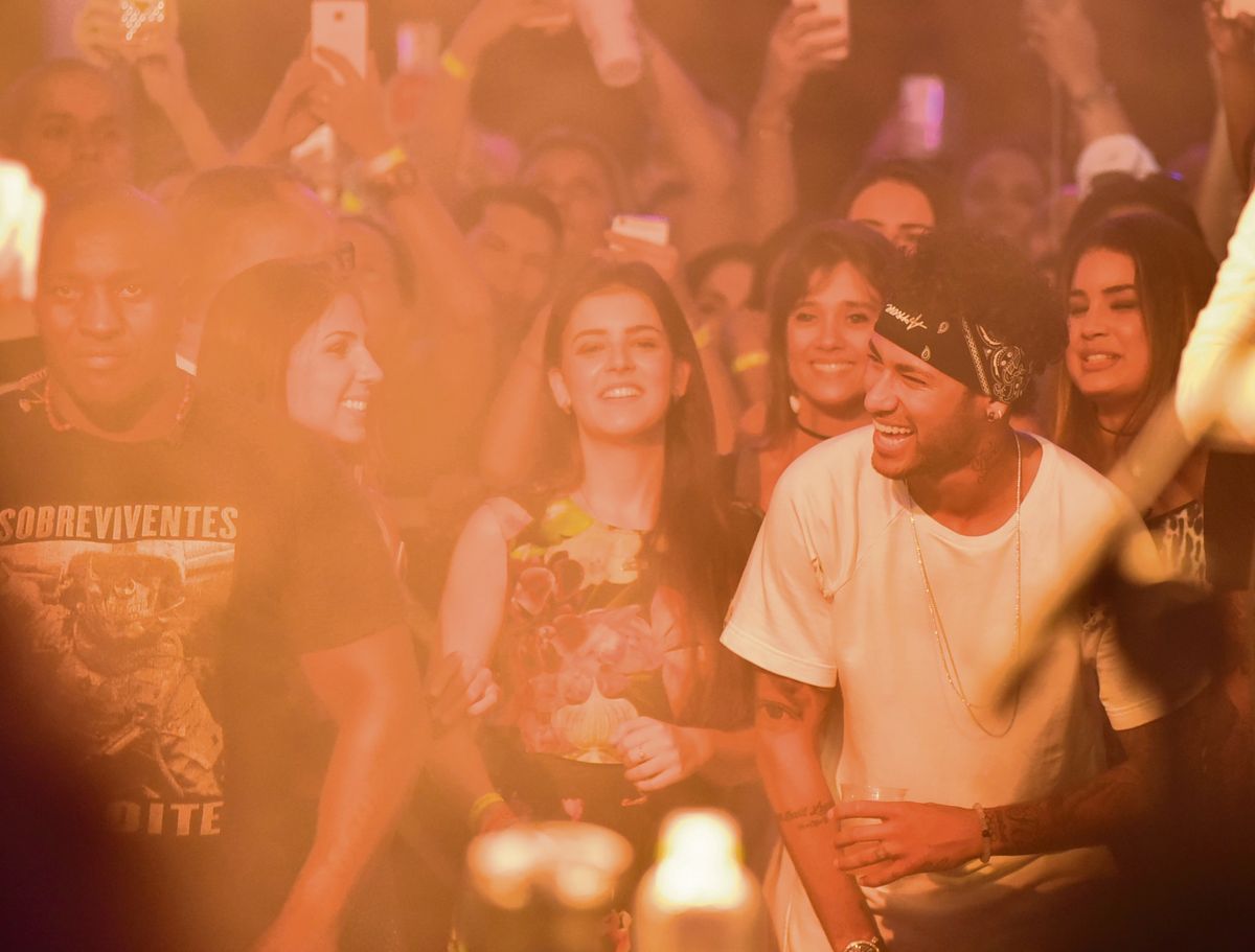 Neymar marcou presença no show do Cantor Thiaguinho, realizado no Álvares Cabral, em junho de 2017 por Vitor Jubini