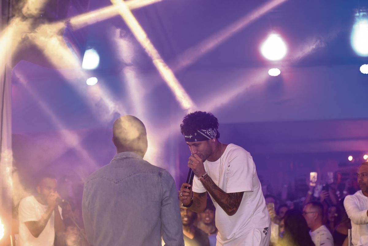 Neymar marcou presença no show do Cantor Thiaguinho, realizado no Álvares Cabral, em junho de 2017 por Vitor Jubini