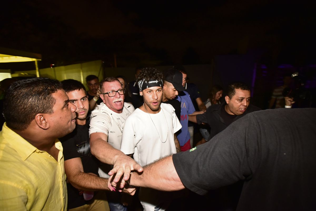 Neymar marcou presença no show do Cantor Thiaguinho, realizado no Álvares Cabral, em junho de 2017 por Vitor Jubini