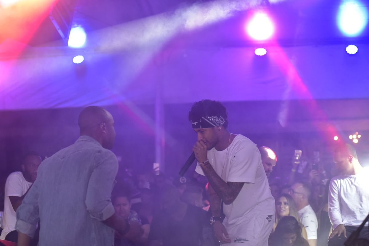 Neymar marcou presença no show do Cantor Thiaguinho, realizado no Álvares Cabral, em junho de 2017 por Vitor Jubini