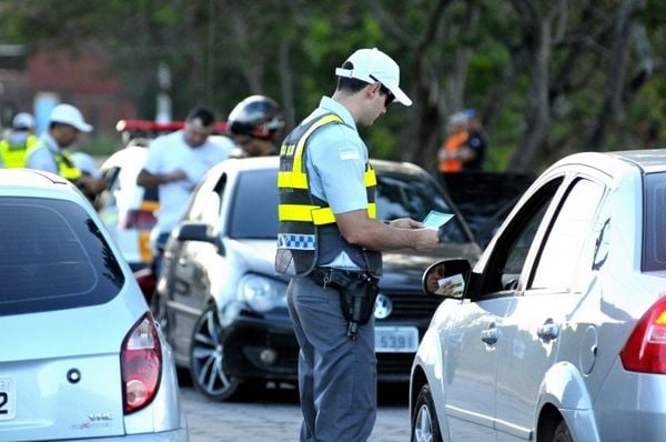 Policial autua motorista em blitz