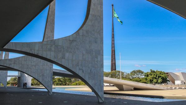 O desgaste crescente do governo Lula e a inelegibilidade de Bolsonaro fazem surgir um campo enorme para o aparecimento de outros nomes que possam pôr um fim à polarização, abrindo – quem sabe? – novas perspectivas para o futuro político