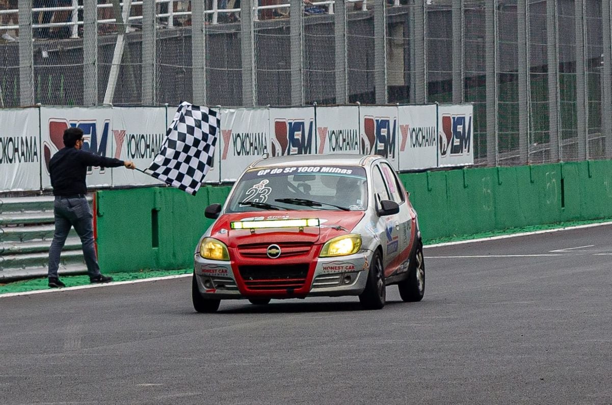 Carro da equipe capixaba terceiro lugar no 1000 Milhas SP
