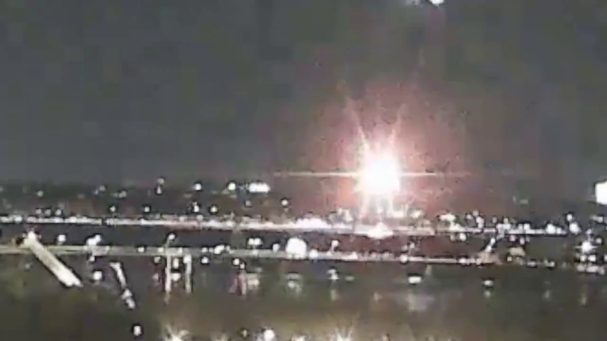 Helicóptero e avião se chocam em Washington