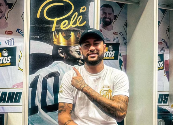 Neymar no vestiário do Santos que homenageia Pelé