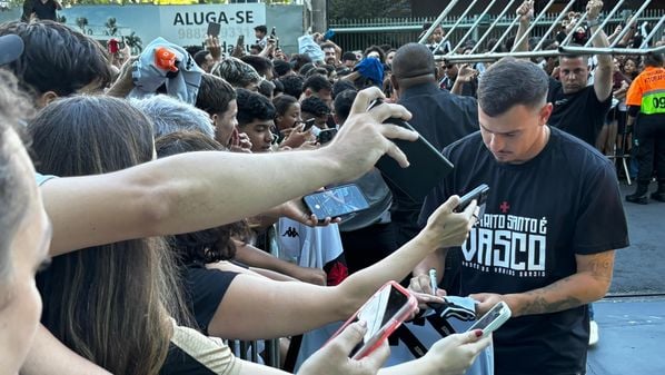 Centenas de torcedores se aglomeraram em frente ao hotel em que a delegação se hospedou na Capital capixaba; Cruz-maltino enfrenta o Volta Redonda neste sábado (1), no Kleber Andrade