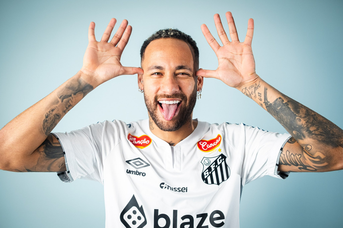 Neymar é anunciado oficialmente pelo Santos