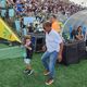 Imagem - Ídolo vascaíno, Giovani Silva recebe o carinho da torcida no Kleber Andrade