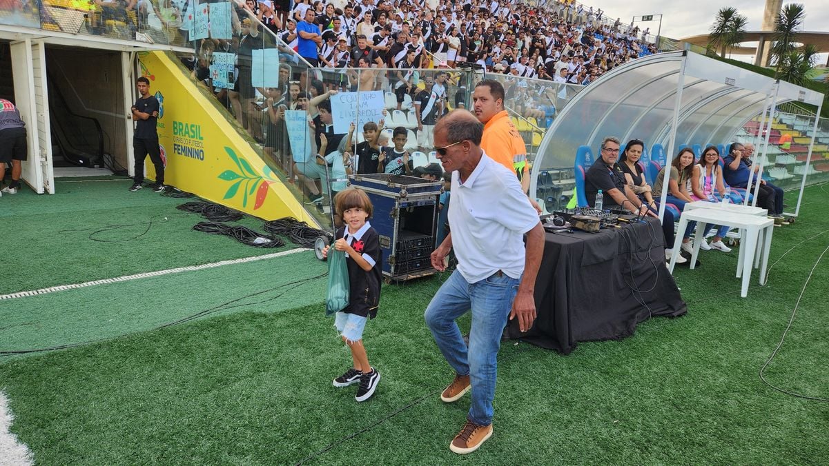 Ídolo do Vasco, Geovani teve o nove gritado pela torcida no Kleber Andrade por Ricardo Medeiros