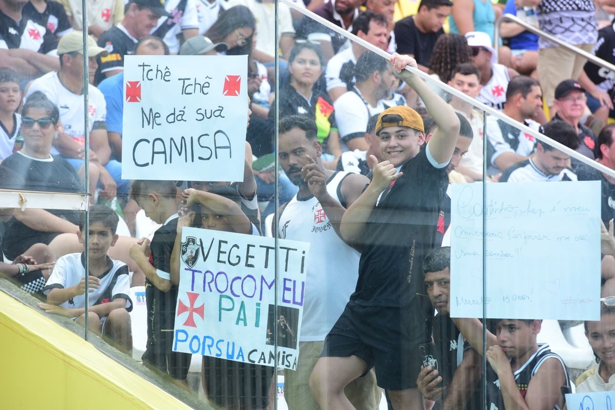 A torcida vascaína fez a festa antes da bola rolar no kleber Andrade por Ricardo Medeiros