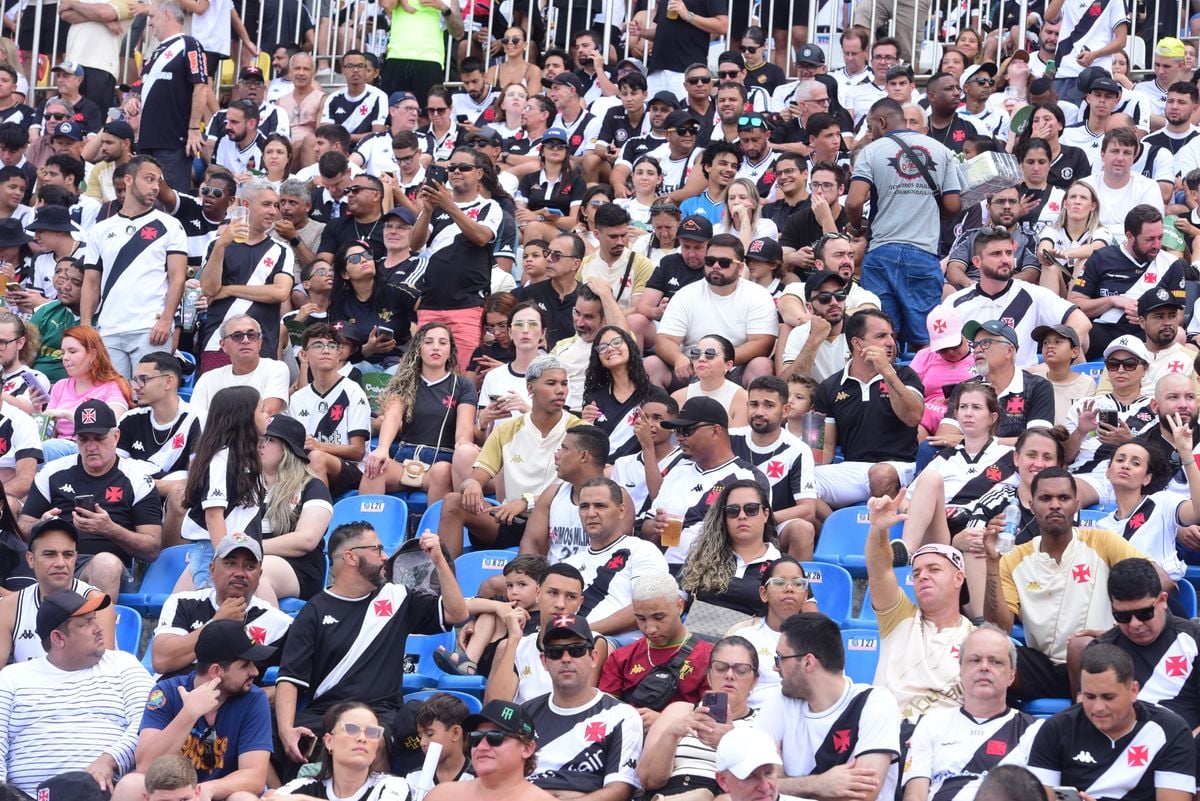 A torcida vascaína fez a festa antes da bola rolar no kleber Andrade por Ricardo Medeiros