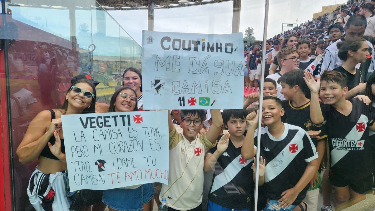 A torcida vascaína fez a festa antes da bola rolar no kleber Andrade por Ricardo Medeiros