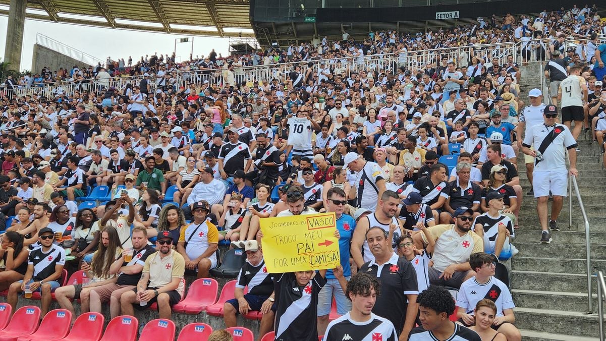 A torcida vascaína fez a festa antes da bola rolar no kleber Andrade por Ricardo Medeiros