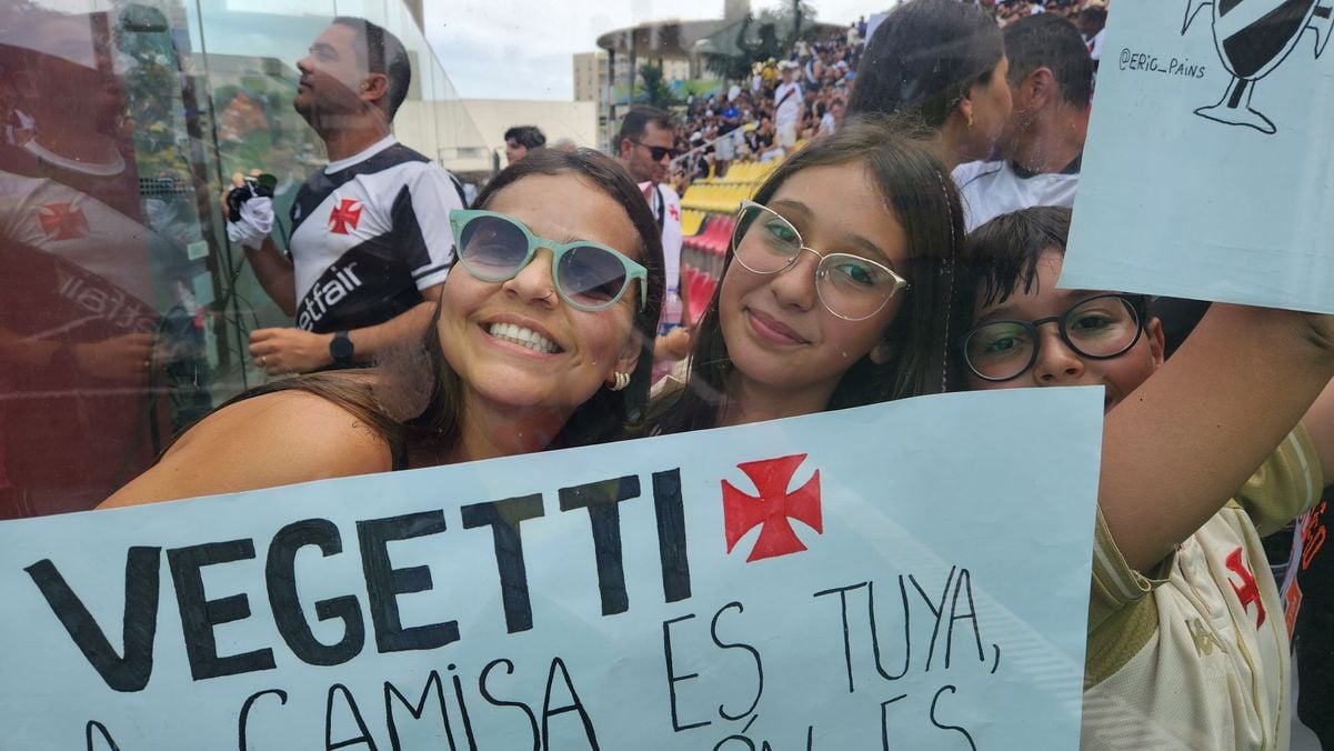 A torcida vascaína fez a festa antes da bola rolar no kleber Andrade por Ricardo Medeiros