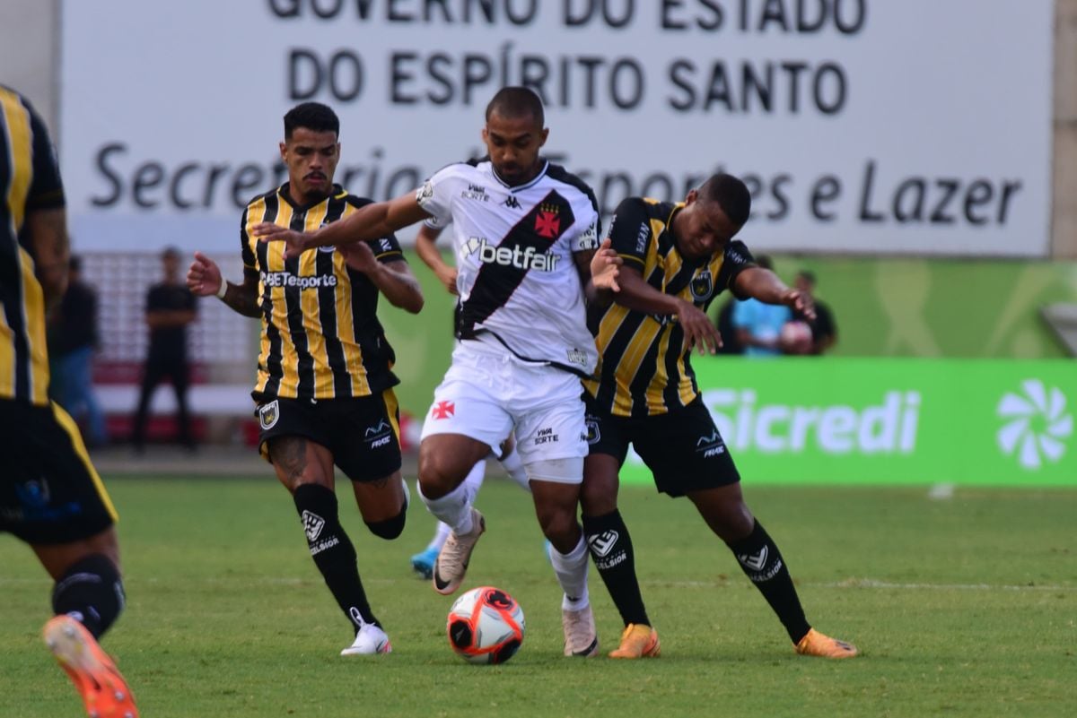 O primeiro tempo da partida entre Vasco x Volta Redonda terminou sem gols no Kleber Andrade por Ricardo Medeiros