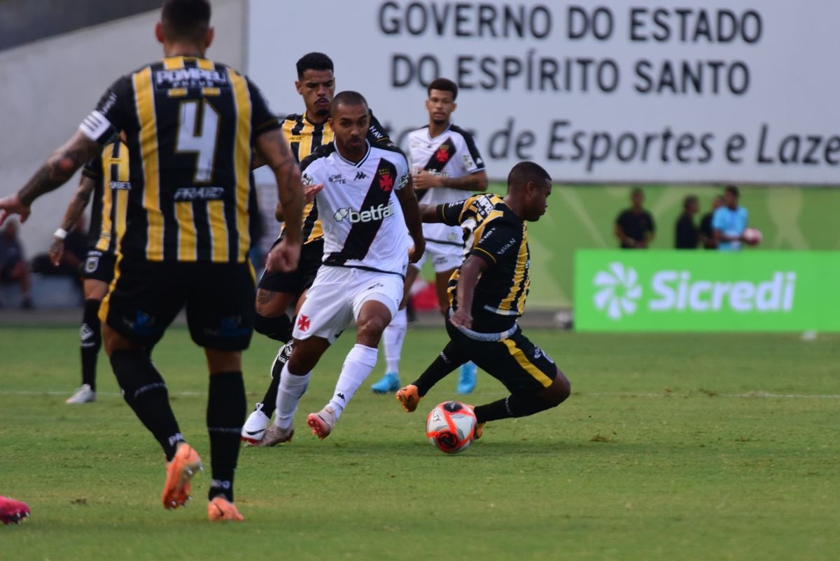 O primeiro tempo da partida entre Vasco x Volta Redonda terminou sem gols no Kleber Andrade por Ricardo Medeiros
