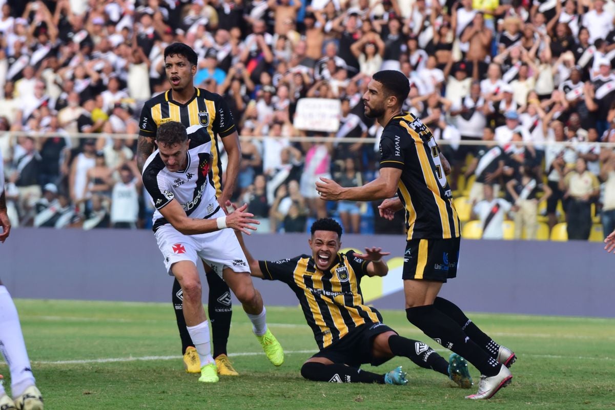 O primeiro tempo da partida entre Vasco x Volta Redonda terminou sem gols no Kleber Andrade por Ricardo Medeiros