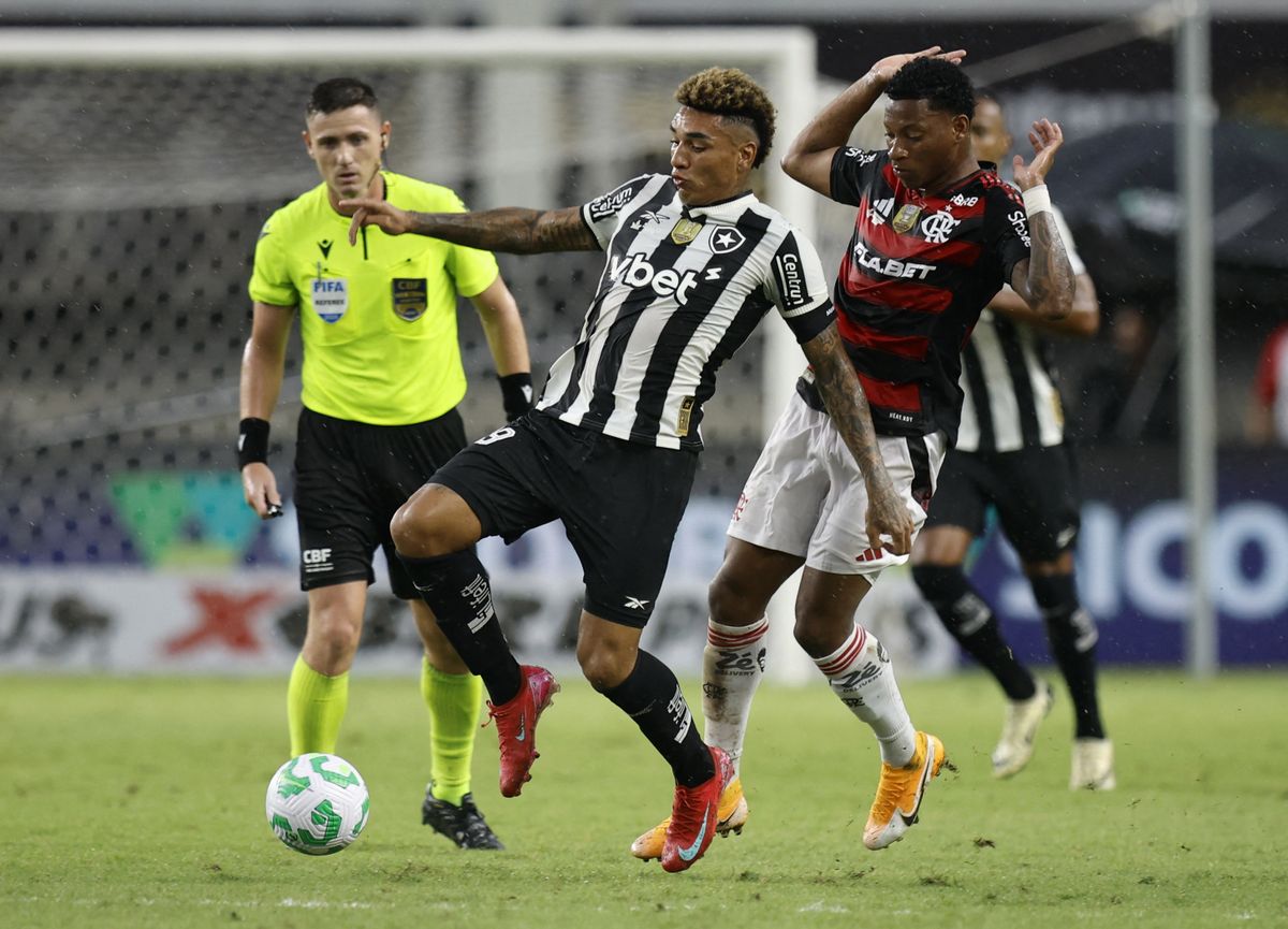 O árbitro Ramon Abatti, ao fundo, teve atuação segura na decisão da Supercopa Rei, no Mangueirão