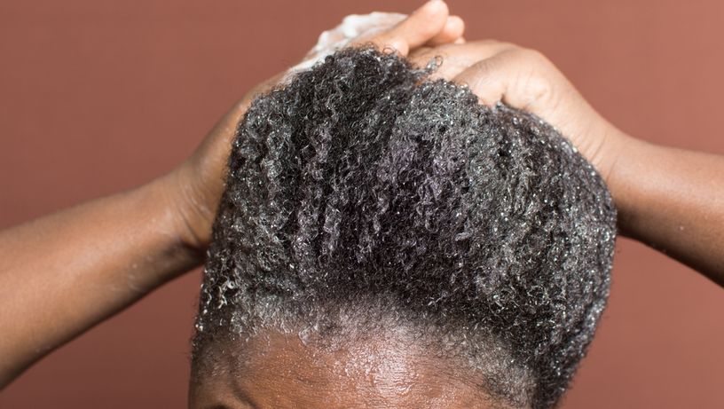 Aplique shampoo apenas na raiz do cabelo