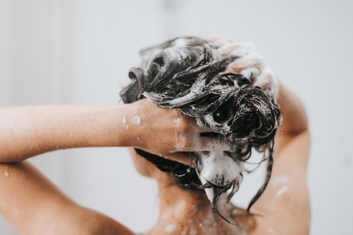 Lavar o cabelo corretamente é essencial para evitar outros problemas