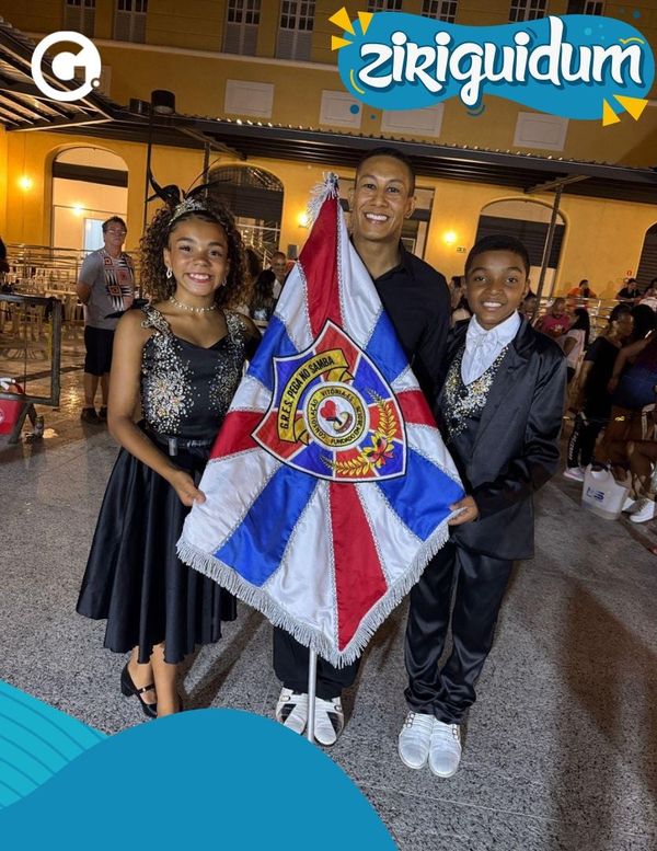 Marcelinho Ramos, ladeado por Erik e Safira, primeiro casal de mestre-sala e porta-bandeira mirim do Pega no Samba