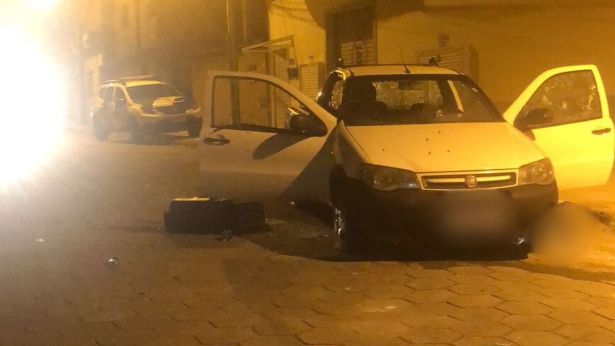 Veículo dirigido por Danilo ficou com vidros estilhaçados e perfurações na lataria